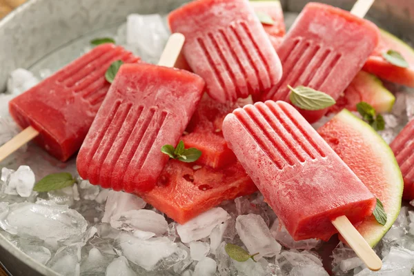 Vattenmelon och jordgubbar popsicles — Stockfoto