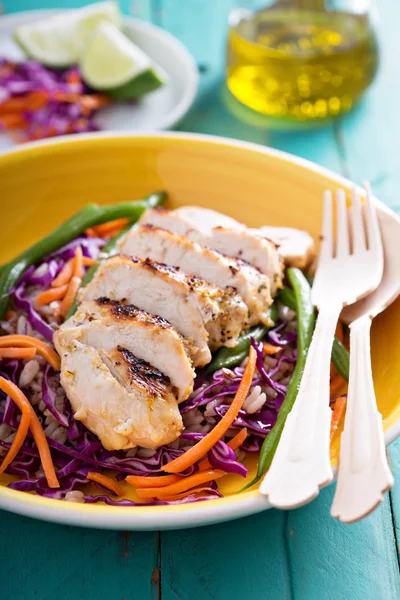 Ensalada de ensalada de ensalada de pollo a la parrilla —  Fotos de Stock