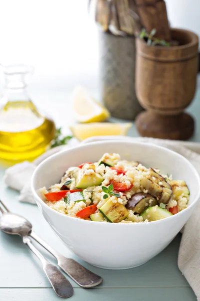 Salada de cuscuz quente com legumes grelhados — Fotografia de Stock