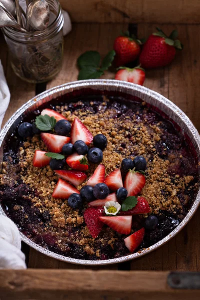 Berry crumble cake made on grill — Stock Photo, Image