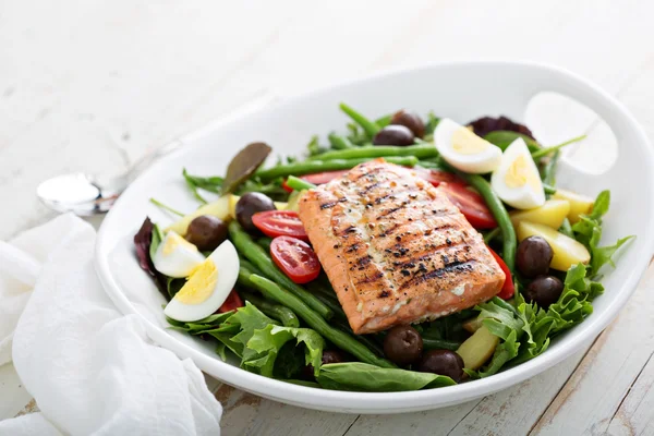 Grilled salmon nicoise salad — Stock Photo, Image