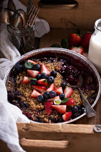 Berry crumble cake made on grill — Stock Photo, Image