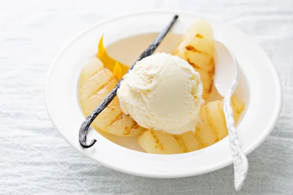 Dessert with ice cream and grilled pears — Stock Photo, Image