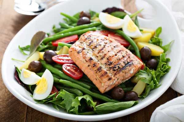 Ensalada de salmón nicoise a la parrilla —  Fotos de Stock