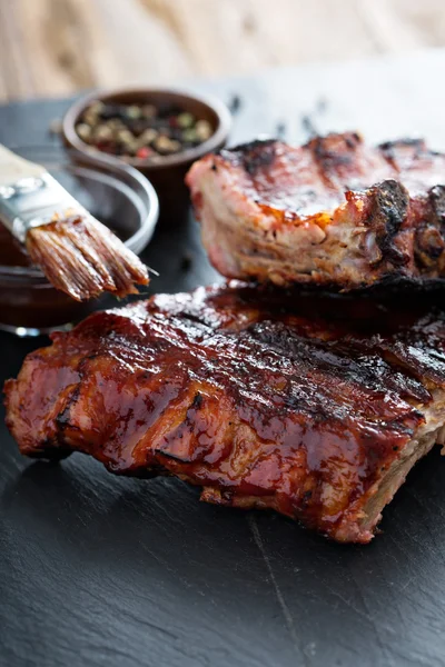 Costelas de porco grelhadas com molho de churrasco — Fotografia de Stock