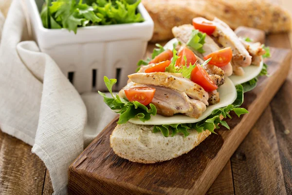 Gegrilde kip sandwich met basilicum en tomaten — Stockfoto