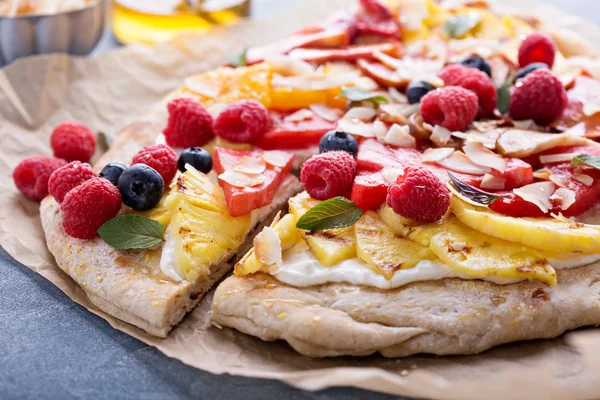 Pizza alla frutta alla griglia con miele — Foto Stock