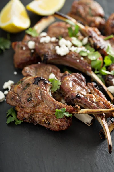 Costolette di agnello con erbe e feta — Foto Stock