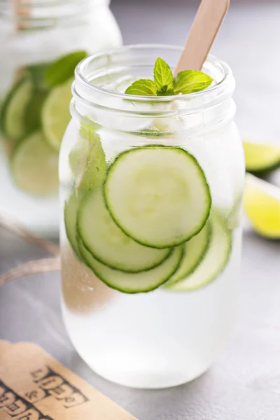 Lime and cucumber lemonade in mason jars — Stock Photo, Image