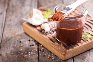 Barbekü sosu bir kavanoz içinde