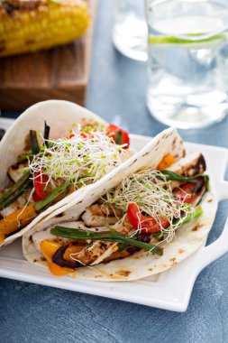 Vegan tacos Kızarmış tofu ve sebze ile