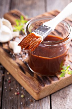 Barbekü sosu bir kavanoz içinde