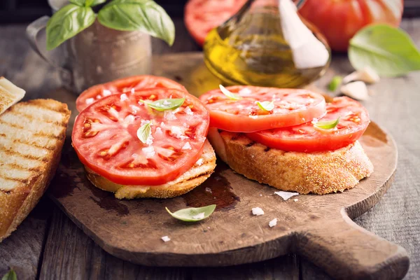 Brucchetta with tomatoes and olive oil — Stock Photo, Image