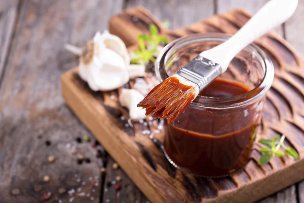 Salsa de barbacoa en un frasco —  Fotos de Stock