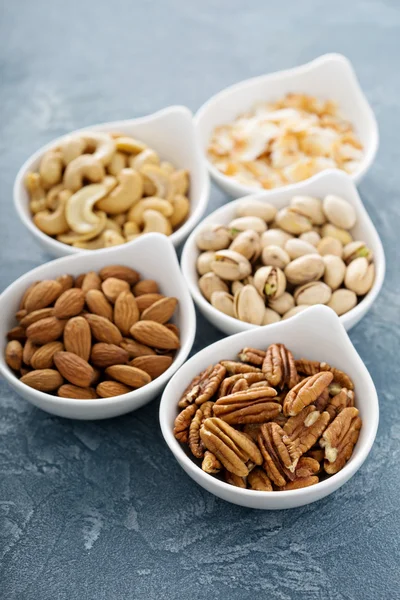 Verscheidenheid van noten in kleine kommen — Stockfoto