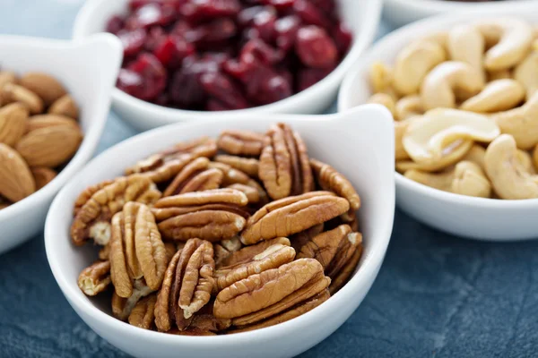 Verscheidenheid van noten en gedroogde vruchten in kleine kommen — Stockfoto