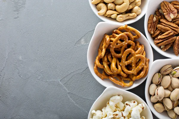 Mängd nyttiga snacks i vita skålar — Stockfoto