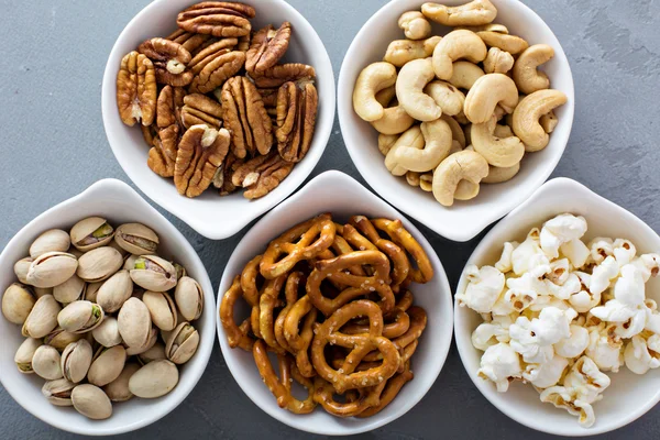 Verscheidenheid van gezonde snacks in witte kommen — Stockfoto