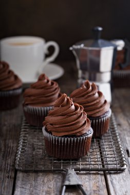 Şanti ganache ile çikolata cupcakes