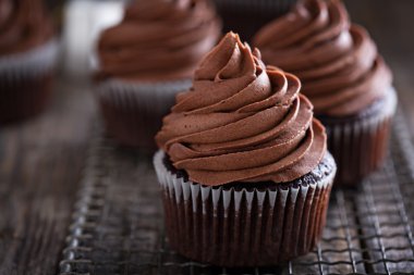 Şanti ganache ile çikolata cupcakes
