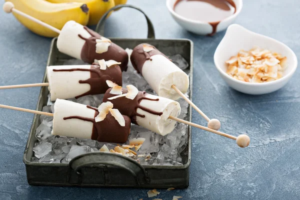 香蕉和巧克力冰棒 — 图库照片