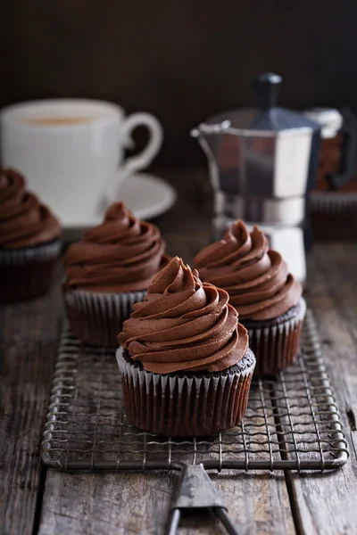 Schokoladen-Cupcakes mit geschlagener Ganache — Stockfoto