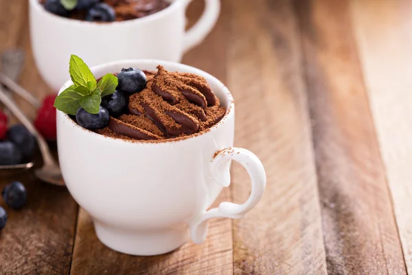 Pudim de chocolate com cacau e bagas — Fotografia de Stock