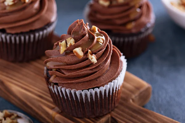 チョコレート キャラメルとナッツのカップケーキ — ストック写真