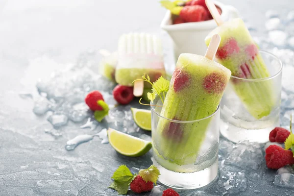 Cucumber lime raspberry spa popsicles — Stock Photo, Image