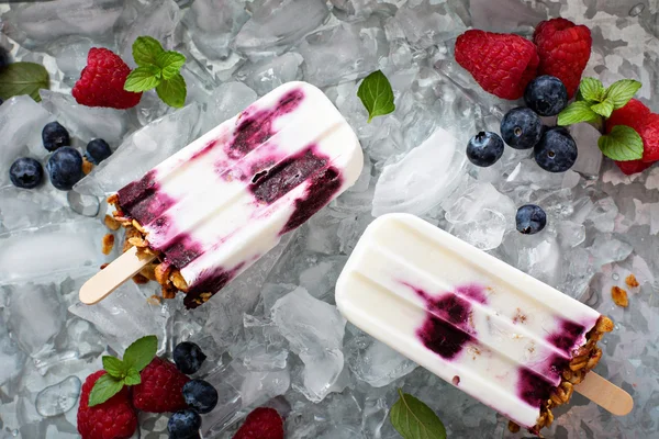 Joghurt-, bogyós- és granola reggeli popsicles — Stock Fotó