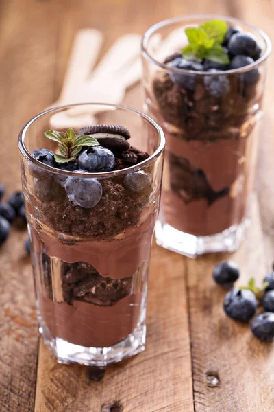 Schokoladenpudding-Parfait mit Kekskrümeln — Stockfoto
