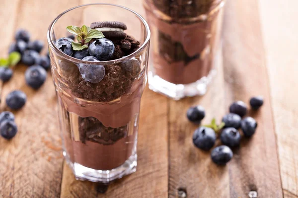 Pudim de chocolate parfait com migalhas de biscoito — Fotografia de Stock