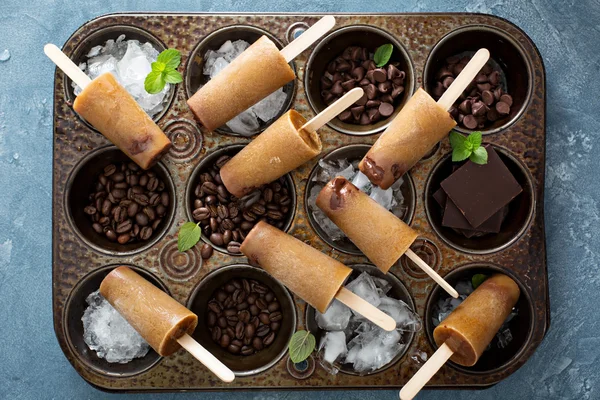 Café y helados con caramelo de chocolate —  Fotos de Stock