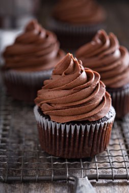 Şanti ganache ile çikolata cupcakes
