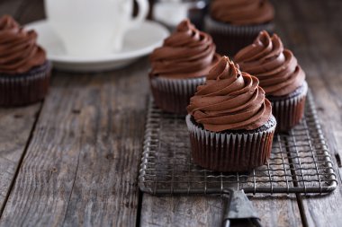 Şanti ganache ile çikolata cupcakes