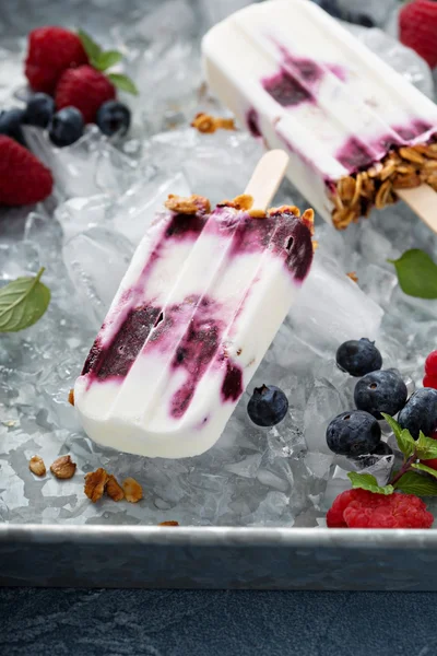 Joghurt-, bogyós- és granola reggeli popsicles — Stock Fotó