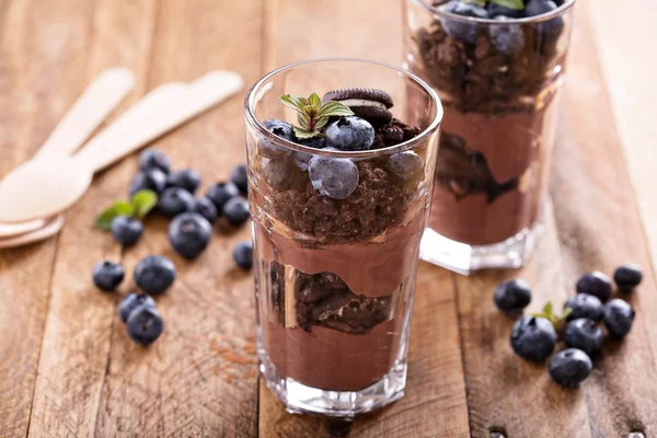 Pudim de chocolate parfait com migalhas de biscoito — Fotografia de Stock