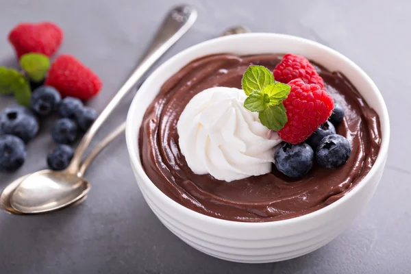 Шоколадный пудинг со взбитыми сливками и ягодами — стоковое фото