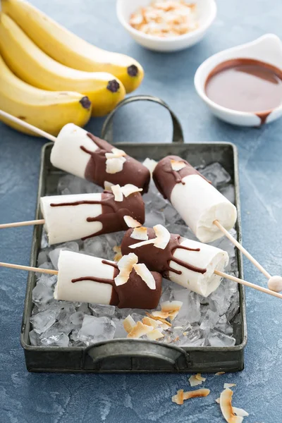 Picolés de banana e chocolate — Fotografia de Stock