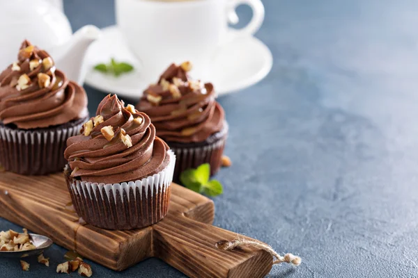 Choklad kola cupcake med nötter — Stockfoto