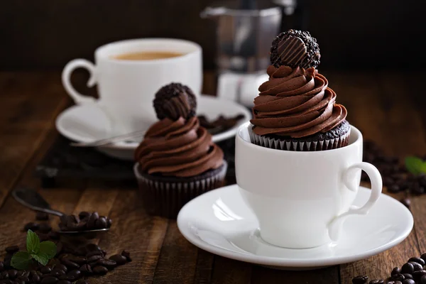 Gourmet-Schokoladen-Cupcakes mit einem Bonbon obendrauf — Stockfoto