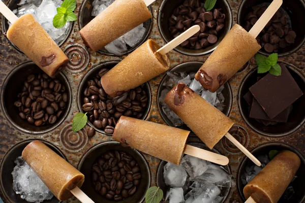 咖啡和奶油冰棍与巧克力软糖 — 图库照片