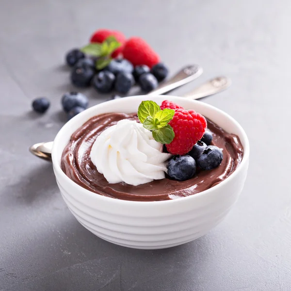 Pudim de chocolate com chantilly e bagas — Fotografia de Stock