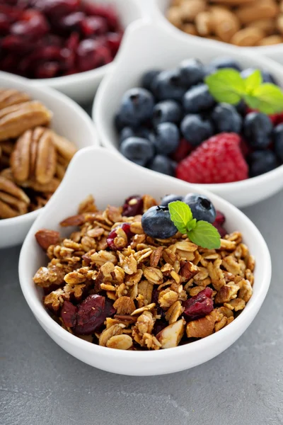 Variété de nourriture pour petit déjeuner dans de petits bols — Photo