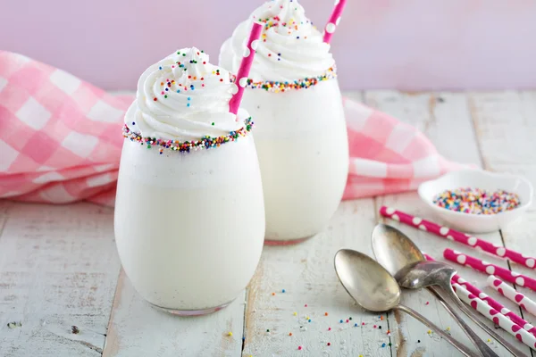 Milkshake de baunilha com chantilly e polvilhas — Fotografia de Stock