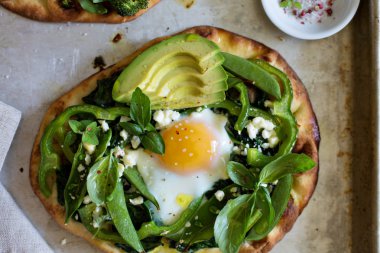 Kahvaltı pizza pişmiş yumurta ve yeşillik ile