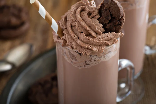 Молочный коктейль с шоколадным печеньем в высоких кружках — стоковое фото