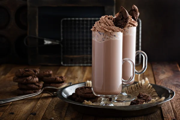 Çikolatalı kurabiye milkshake içinde uzun boylu kupalar — Stok fotoğraf