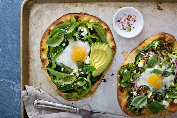 Pizza petit déjeuner avec oeuf cuit au four et légumes verts — Photo