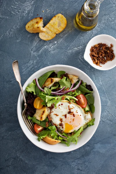Ensalada de desayuno con huevos y tocino — Foto de Stock